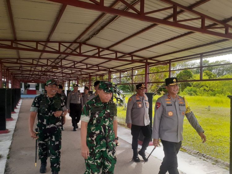 (Satpamobvit) Polresta Palangka Raya melaksanakan pengamanan keberangkatan Kapolda Kalimantan Tengah dan Pangdam XXII/Tanjungpura beserta rombongan di Apron Lama Bandara Tjilik Riwut, Senin (22/12/2025).