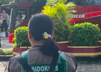 Seksi Kedokteran dan Kesehatan (Sidokkes) Polresta Palangka Raya melaksanakan pelayanan kesehatan lapangan bagi personel Polresta Palangka Raya yang terlibat dalam kegiatan Mudik Gratis Natal dan Tahun Baru, Senin (22/12/2025).