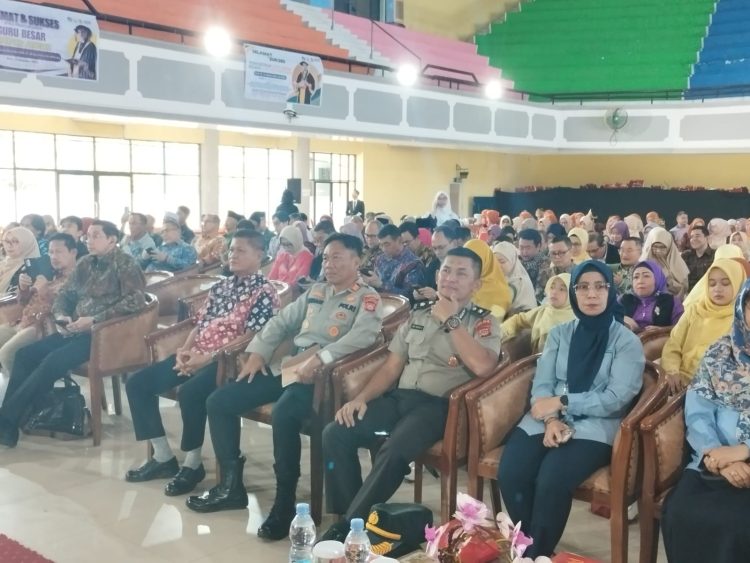 Kabag SDM Polres Ogan Ilir AKP Burnani, S.H., M.H. menghadiri kegiatan Pengukuhan Guru Besar di Lingkungan Universitas Sriwijaya (Unsri) yang dilaksanakan di Gedung Auditorium Unsri Indralaya, Senin (22/12/2025).