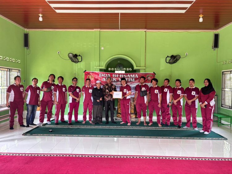 Satuan Intelkam Polres Ogan Ilir melaksanakan kegiatan bakti sosial di tempat ibadah serta doa bersama anak yatim, Selasa (23/12/2025).
