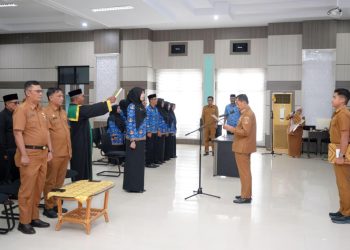 Wakil Wali Kota Sabang Suradji Junus melantik dan mengambil sumpah sembilan pejabat fungsional di lingkungan Pemerintah Kota Sabang, di Aula Pulau Weh, Kantor Wali Kota Sabang.
