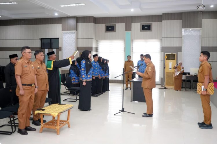 Wakil Wali Kota Sabang Suradji Junus melantik dan mengambil sumpah sembilan pejabat fungsional di lingkungan Pemerintah Kota Sabang, di Aula Pulau Weh, Kantor Wali Kota Sabang.