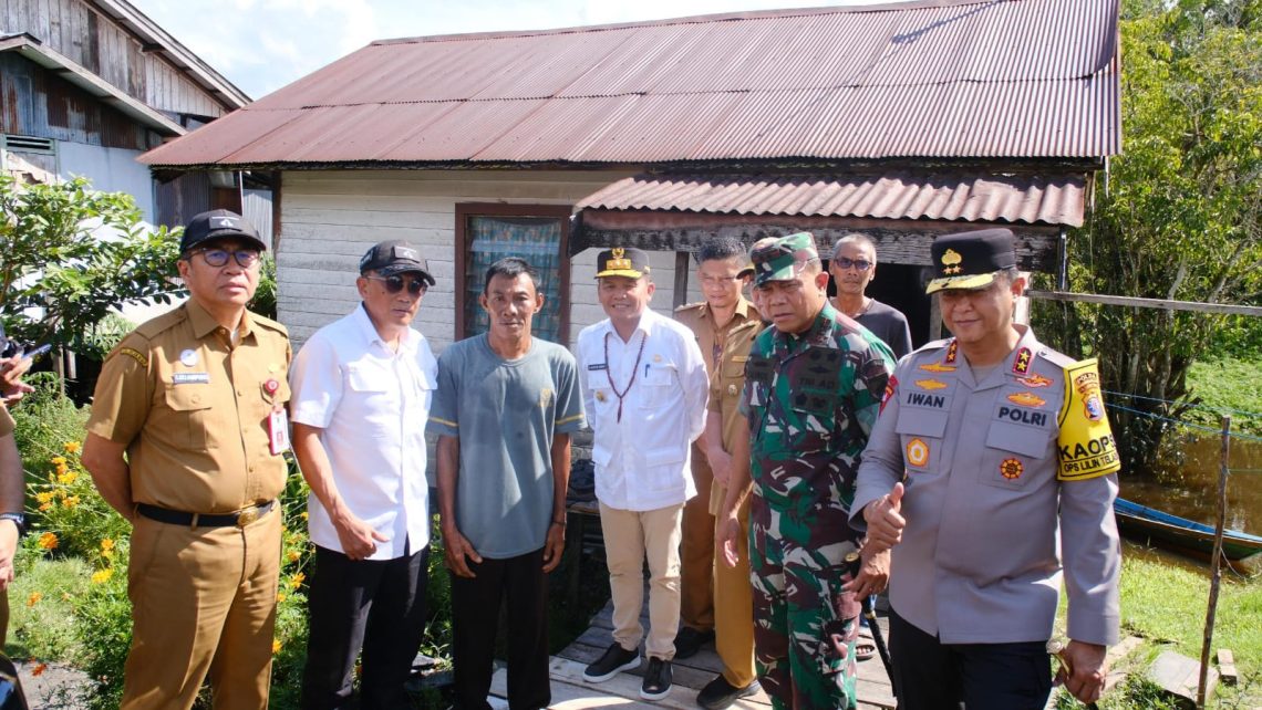 Kapolda Kalimantan Tengah (Kalteng), Irjen Pol Iwan Kurniawan, mendampingi Gubernur H. Agustiar Sabran, melaksanakan peninjauan lokasi rencana bedah rumah yang berada di Komplek Pasar Kasongan Baru, Kec. Katingan Hilir, Kab. Katingan, Selasa (23/12/2025).