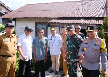 Kapolda Kalimantan Tengah (Kalteng), Irjen Pol Iwan Kurniawan, mendampingi Gubernur H. Agustiar Sabran, melaksanakan peninjauan lokasi rencana bedah rumah yang berada di Komplek Pasar Kasongan Baru, Kec. Katingan Hilir, Kab. Katingan, Selasa (23/12/2025).