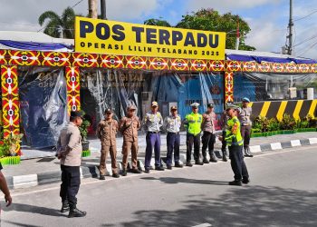 Personel Pos Pengamanan Operasi Lilin Telabang 2025 Polresta Palangka Raya melaksanakan apel pagi di Pos Pam Bundaran Besar, Jalan Yos Sudarso, Selasa (23/12/2025).