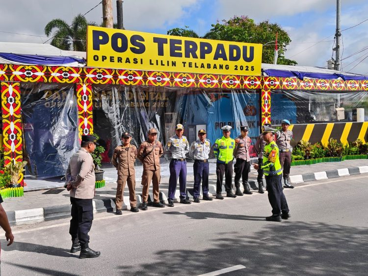 Personel Pos Pengamanan Operasi Lilin Telabang 2025 Polresta Palangka Raya melaksanakan apel pagi di Pos Pam Bundaran Besar, Jalan Yos Sudarso, Selasa (23/12/2025).