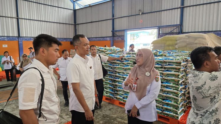 Satuan Tugas (Satgas) Pangan Polda Kalteng melakukan pemantauan harga dan ketersediaan bahan pokok menjelang Hari Besar Keagamaan Nasional (HBKN) Natal 2025 dan Tahun Baru 2026 (Nataru). Harga pangan di Kota Palangka Raya terpantau relatif stabil dan stok masih aman.