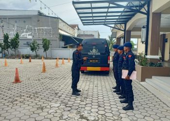 Personel Detasemen Gegana Satuan Brimob Polda Kalimantan Tengah Subden II Jibom melaksanakan kegiatan sterilisasi di Gereja YHS (Yesus Hidup Sejati) yang berlokasi di Jalan RTA Milono, Kota Palangka Raya, Rabu (24/12/2025).