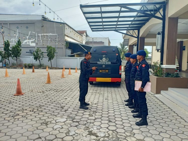 Personel Detasemen Gegana Satuan Brimob Polda Kalimantan Tengah Subden II Jibom melaksanakan kegiatan sterilisasi di Gereja YHS (Yesus Hidup Sejati) yang berlokasi di Jalan RTA Milono, Kota Palangka Raya, Rabu (24/12/2025).