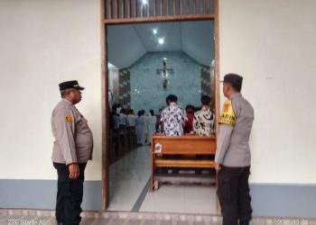 Polsek Rantau Alai melaksanakan pengamanan Perayaan Natal di Gereja Kapel Stasi Santo Zakaria, Desa Mekarsari, Kecamatan Rantau Alai, Kabupaten Ogan Ilir, pada Rabu (24/12/2025).