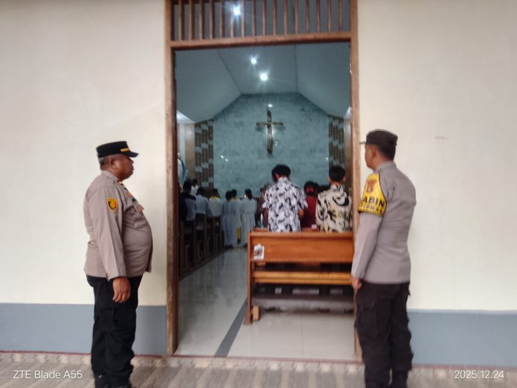 Polsek Rantau Alai melaksanakan pengamanan Perayaan Natal di Gereja Kapel Stasi Santo Zakaria, Desa Mekarsari, Kecamatan Rantau Alai, Kabupaten Ogan Ilir, pada Rabu (24/12/2025).