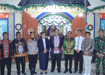 Ka Ops Res Lilin Toba 2025 Polres Samosir AKBP Rina Frillya, S.I.K bersama Forkopimda Kabupaten Samosir melaksanakan kegiatan monitoring ke sejumlah gereja prioritas di wilayah hukum Polres Samosir, Rabu (24/12/2025) malam