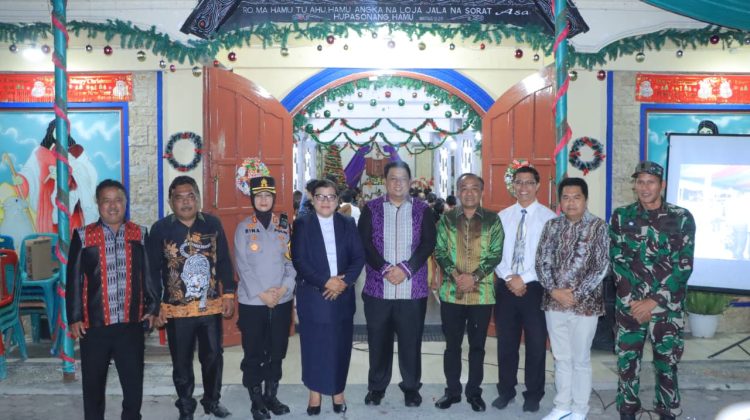 Ka Ops Res Lilin Toba 2025 Polres Samosir AKBP Rina Frillya, S.I.K bersama Forkopimda Kabupaten Samosir melaksanakan kegiatan monitoring ke sejumlah gereja prioritas di wilayah hukum Polres Samosir, Rabu (24/12/2025) malam
