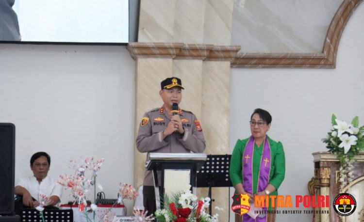 Kapolres Tana Toraja AKBP Budi Hermawan, S.I.K., melakukan pemantauan langsung pengamanan di sejumlah gereja, Kamis (25/12/25). Kegiatan ini turut diikuti Wakapolres dan pejabat utama Polres Tana Toraja.