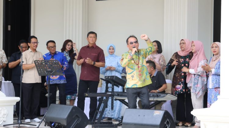 Perayaan Natal di Rumah Jabatan (Rumjab) Kapolda Kalimantan Tengah (Kalteng) Irjen Pol Iwan Kurniawan, S.IK., M.Si. , Jl. Imam Bonjol, Kota Palangka Raya, berlangsung penuh damai dan sukacita. Kamis (25/12/2025).