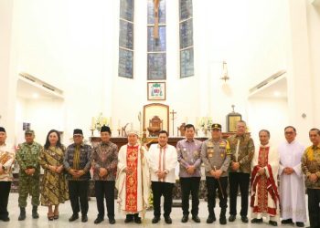 Menteri Agama RI juga melakukan kunjungan ke Gereja Katolik Hati Tersuci Maria Katedral Manado, didampingi Kapolda Sulut Irjen Pol Roycke Harry Langie dan Pangdam XIII/Merdeka Mayjen TNI Mirza Agus, dalam rangka silaturahmi dan menyapa umat Katolik yang sedang melaksanakan misa Malam Natal.