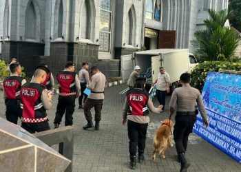 Ditsamapta Polda Sulut juga menurunkan Unit Polsatwa untuk melakukan sterilisasi gereja,, Rabu (24/12/2025) sore.