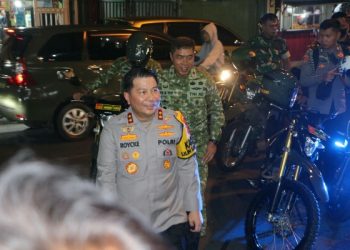 Kapolda Sulut Irjen Pol Roycke Harry Langie bersama Pangdam XIII/Merdeka Mayjen TNI Mirza Agus melaksanakan patroli pengamanan malam Natal di Kota Manado dan sekitarnya, Rabu (24/12/2025).