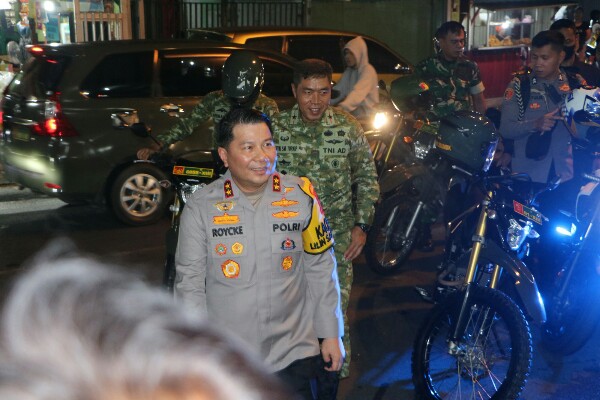 Kapolda Sulut Irjen Pol Roycke Harry Langie bersama Pangdam XIII/Merdeka Mayjen TNI Mirza Agus melaksanakan patroli pengamanan malam Natal di Kota Manado dan sekitarnya, Rabu (24/12/2025).