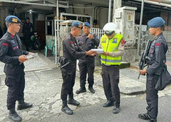 Satgas Operasi Lilin Samrat 2025 dari Personel Brimob Polda Sulawesi Utara melaksanakan sterilisasi gereja jelang misa malam Natal, pada Rabu (24/12/2025) sore.