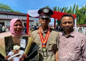 Bripda Raffy Syah Daeng Matara merasa sangat senang bisa dilantik menjadi anggota Polri berpangkat Bripda oleh Kapolda Sulut Irjen Pol Roycke Harry Langie dalam upacara Penutupan Pembentukan Bintara Polri TA 2025, di SPN Polda Sulut, Rabu (24/12/2025).