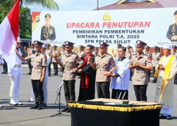 Kapolda Sulawesi Utara Irjen Pol Roycke Harry Langie menutup Pendidikan Pembentukan Bintara (Diktukba) Polri sekaligus melantik sebanyak 78 siswa menjadi Bintara Remaja Polri berpangkat Bripda TA 2025 di SPN Polda Sulut, Rabu (24/12/2025).