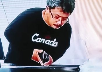 Pria berinisial AS, yang terekam meludahi kasir perempuan berinisial N (21) usai ditegur karena memotong antrean, diketahui merupakan oknum dosen Universitas Islam Makassar (UIM). Peristiwa ini kini resmi diproses oleh pihak kepolisian