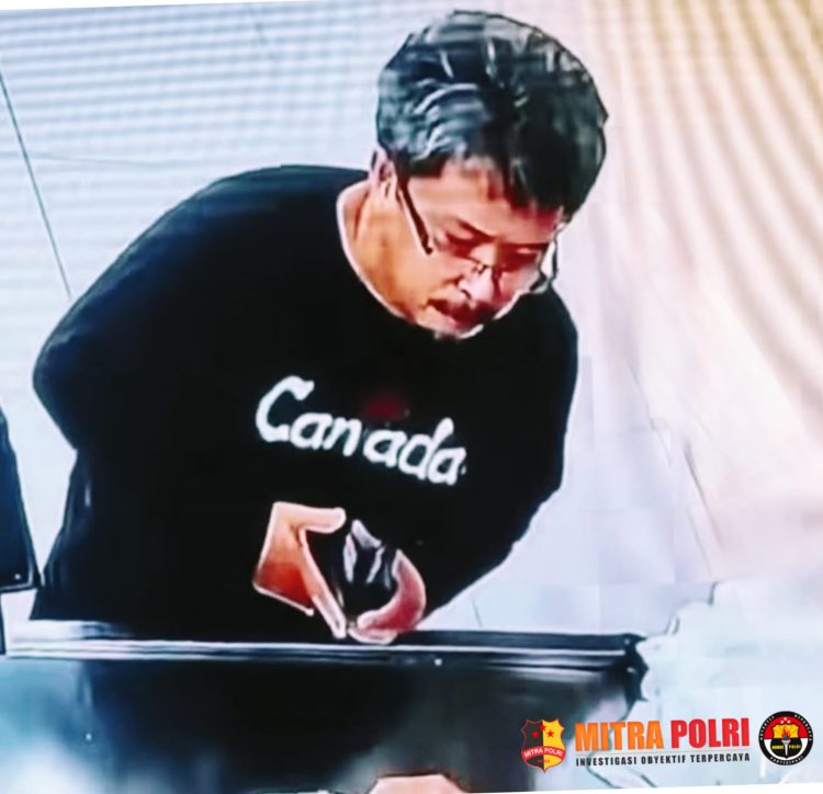 Pria berinisial AS, yang terekam meludahi kasir perempuan berinisial N (21) usai ditegur karena memotong antrean, diketahui merupakan oknum dosen Universitas Islam Makassar (UIM). Peristiwa ini kini resmi diproses oleh pihak kepolisian