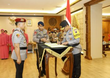 Pengangkatan ini ditandai dengan Upacara Sertijab yang digelar sederhana namun khidmat di Ruang Kerja Kapolda Jateng Irjen Pol Ribut Hari Wibowo pada hari Senin, (22/12/2025) siang.