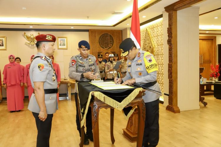 Pengangkatan ini ditandai dengan Upacara Sertijab yang digelar sederhana namun khidmat di Ruang Kerja Kapolda Jateng Irjen Pol Ribut Hari Wibowo pada hari Senin, (22/12/2025) siang.
