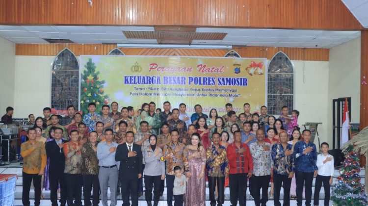 Keluarga Besar Polres Samosir menggelar Perayaan Hari Raya Natal Tahun 2025 dengan penuh khidmat dan sukacita, bertempat di Aula Paroki Gereja Katolik Santo Mikhael, Desa Pardomuan I, Kecamatan Pangururan, Kabupaten Samosir, pada Sabtu (27/12/2025) pukul 09.00 WIB.