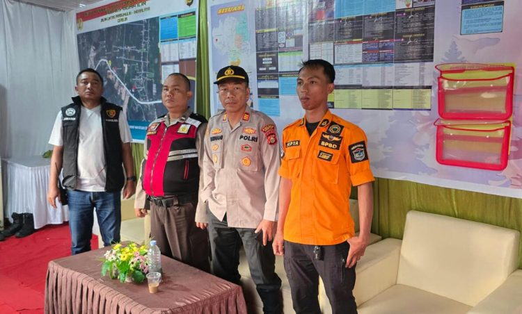 Kabag SDM Polres Ogan Ilir AKP Burnani, S.H., M.H. melaksanakan kegiatan pengecekan Pos Pengamanan (Pos Pam) Natal dan Tahun Baru 2025 di Desa Lorok, Kecamatan Indralaya Utara, Kabupaten Ogan Ilir, Jumat (26/12/2025) sore.