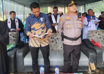 Kapolsek Perdagangan AKP Ibrahim Soepi, SH, MH., bersama Kanit Samapta AIPTU James Simanjuntak, SH., menghadiri perayaan Natal sekaligus doa bersama untuk korban bencana alam di Sumatera Utara, Sumatera Barat, dan Aceh pada Sabtu (27/12/2025) di Halaman Gereja HKBP Aek Nauli, Nagori Naga Jaya II, Kecamatan Bandar Huluan.