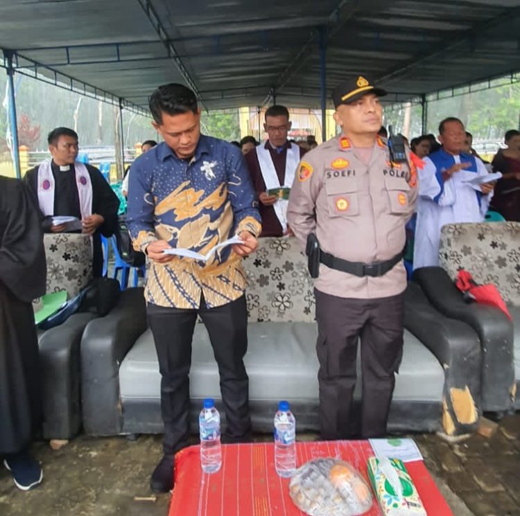 Kapolsek Perdagangan AKP Ibrahim Soepi, SH, MH., bersama Kanit Samapta AIPTU James Simanjuntak, SH., menghadiri perayaan Natal sekaligus doa bersama untuk korban bencana alam di Sumatera Utara, Sumatera Barat, dan Aceh pada Sabtu (27/12/2025) di Halaman Gereja HKBP Aek Nauli, Nagori Naga Jaya II, Kecamatan Bandar Huluan.