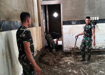 Prajurit Yon Zipur-5 Brawijaya Malang bersama anggota Koramil 29/Langkahan dan Polhut Provinsi Aceh melaksanakan kerja bakti pembersihan Masjid Rumoh Rayeuk, Desa Rumoh Rayeuk, Kabupaten Aceh Utara. Jumat (26/12/2025).