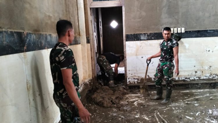 Prajurit Yon Zipur-5 Brawijaya Malang bersama anggota Koramil 29/Langkahan dan Polhut Provinsi Aceh melaksanakan kerja bakti pembersihan Masjid Rumoh Rayeuk, Desa Rumoh Rayeuk, Kabupaten Aceh Utara. Jumat (26/12/2025).