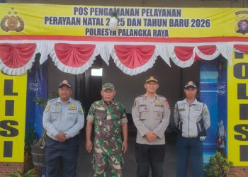 Personel Polresta Palangka Raya melaksanakan apel pagi dan kesiapsiagaan pengamanan di Pos Pengamanan Operasi Lilin Telabang 2025 Jalan Mahir Mahar, Kota Palangka Raya, Senin (29/12/2025).