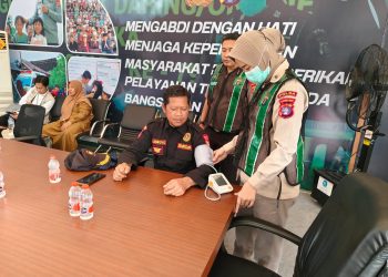 personel Pos Terpadu Bundaran Besar Polresta Palangka Raya menjalani pemeriksaan kesehatan (rikkes) yang dilaksanakan oleh Biddokkes Polda Kalimantan Tengah, Senin (29/12/2025).