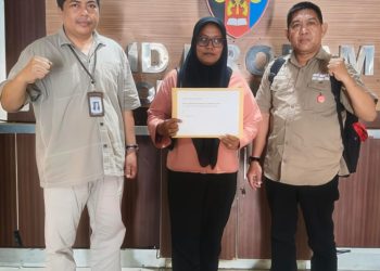 Seorang ahli waris almarhum Salemang Bin Mamma berinisial KT resmi melaporkan oknum polisi berinisial WN ke Bidang Profesi dan Pengamanan (Propam) Polda Sulawesi Selatan, Senin (29/12/2025).