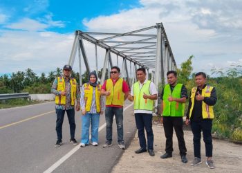Foto di lokasi saat serah terima dimulainya tahapan pekerjaan Jembatan Kr. Woyla Aceh Barat, bersama dengan PPK BPJN II Aceh dan Dirut PT. MARINDA UTAMAKARYA SUBUR.