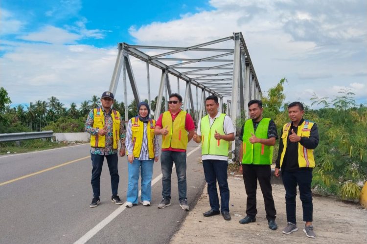 Foto di lokasi saat serah terima dimulainya tahapan pekerjaan Jembatan Kr. Woyla Aceh Barat, bersama dengan PPK BPJN II Aceh dan Dirut PT. MARINDA UTAMAKARYA SUBUR.