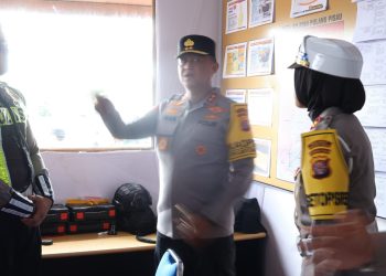 Kapolda Kalimantan Tengah, Irjen Pol Iwan Kurniawan, melakukan peninjauan langsung ke Pos Pengamanan Terpadu Operasi Lilin Telabang 2025 di jalur strategis Trans Kalimantan, Kabupaten Pulang Pisau