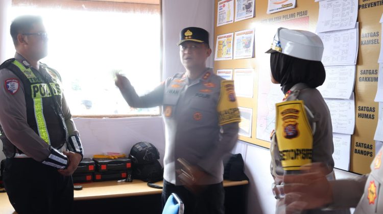 Kapolda Kalimantan Tengah, Irjen Pol Iwan Kurniawan, melakukan peninjauan langsung ke Pos Pengamanan Terpadu Operasi Lilin Telabang 2025 di jalur strategis Trans Kalimantan, Kabupaten Pulang Pisau