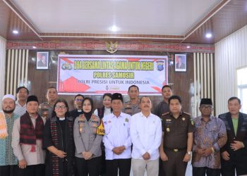 Polres Samosir menggelar kegiatan Doa Bersama Lintas Agama untuk Negeri yang berlangsung khidmat di Aula Pusuk Buhit Mako Polres Samosir, Rabu (31/12/2025) pukul 10.45 WIB.