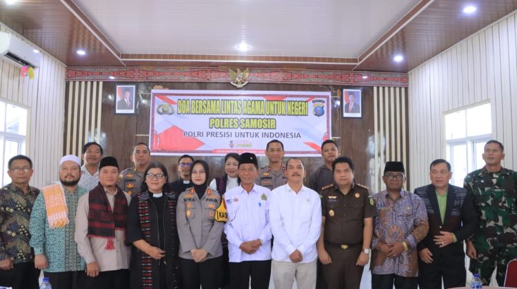 Polres Samosir menggelar kegiatan Doa Bersama Lintas Agama untuk Negeri yang berlangsung khidmat di Aula Pusuk Buhit Mako Polres Samosir, Rabu (31/12/2025) pukul 10.45 WIB.