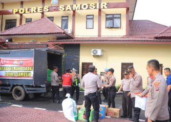 Bantuan yang diberangkatkan mencakup kebutuhan pokok seperti bahan pangan, pakaian bersih, selimut, perlengkapan kesehatan, serta logistik darurat lainnya. Selain itu, personel Polres Samosir juga memberikan bantuan sukarela berupa uang tunai dari hasil penggalangan internal sebagai bentuk kepedulian terhadap warga yang tengah mengalami musibah.