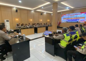 Personel Polres Purbalingga yang tergabung dalam Pleton Siaga Bhayangkara mengikuti pelatihan penanggulangan bencana alam. Kegiatan ini berlangsung di Aula Wicaksana Laghawa Mapolres Purbalingga, Jumat (5/12/2025) siang.