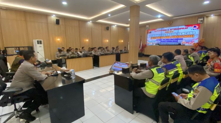 Personel Polres Purbalingga yang tergabung dalam Pleton Siaga Bhayangkara mengikuti pelatihan penanggulangan bencana alam. Kegiatan ini berlangsung di Aula Wicaksana Laghawa Mapolres Purbalingga, Jumat (5/12/2025) siang.