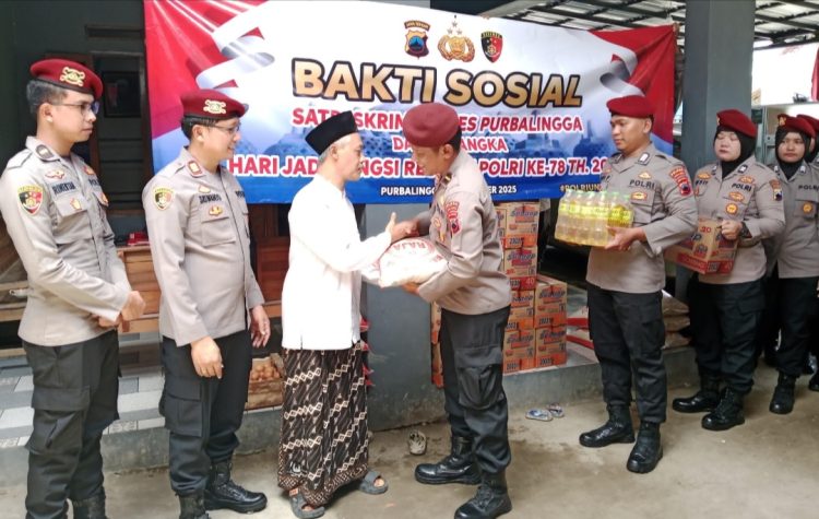 Satuan Reserse Kriminal (Satreskrim) Polres Purbalingga menggelar kegiatan bakti sosial di Pondok Pesantren (Ponpes) Ar Rohman, Kelurahan Kalikabong, Kecamatan Kalimanah, Kabupaten Purbalingga, Sabtu (6/12/2025).
