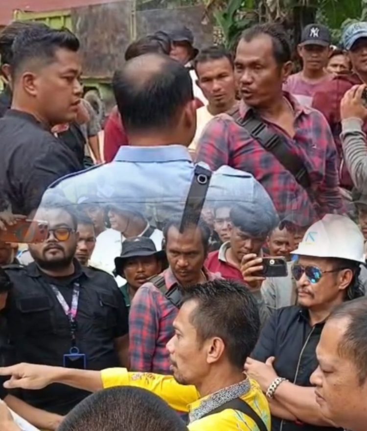 Tokoh masyarakat, ninik mamak, dan perwakilan Kelompok Tani Kampar Jaya Bersama berdiskusi di lokasi lahan eks Kebun Jimmy, Desa Kualu, Kecamatan Tambang. Pertemuan ini menjadi bagian dari pengawalan masyarakat terhadap pelaksanaan KSO yang baru diserahkan kepada warga sebagai bentuk pengelolaan sah dan transparan.